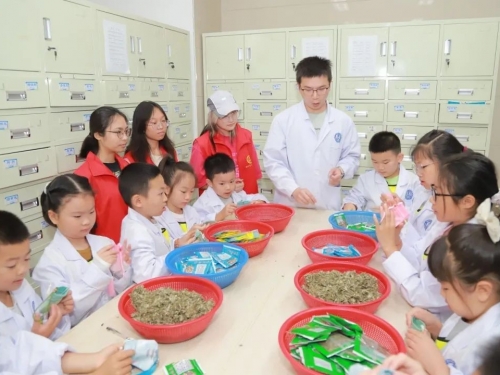 彭医娃彭医爱！彭州这家医院给职工带娃！太暖了吧！